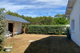 Hinter dem Haus/ derrière la maison